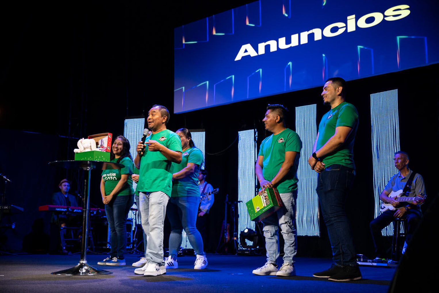 Gustavo comparte con la congregación durante el servicio dominical sobre Operation Christmas Child.