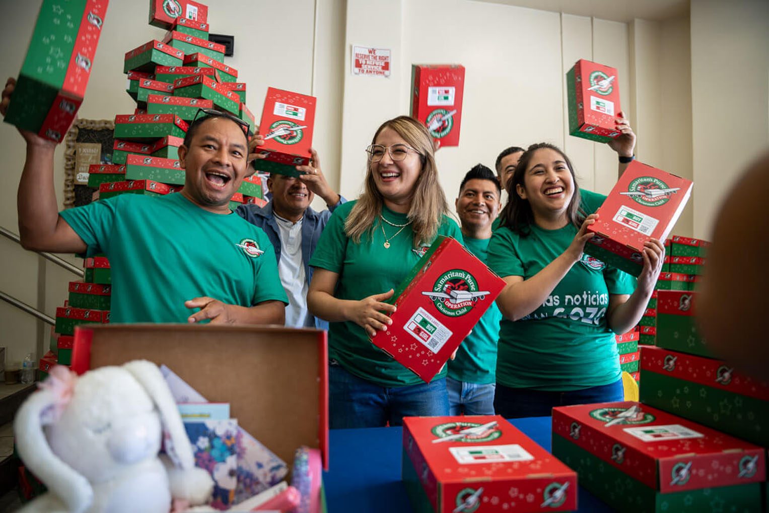 Claudia guía a su equipo de voluntarios con pasión, y recuerda el impacto de una caja de regalos cuando era niña.