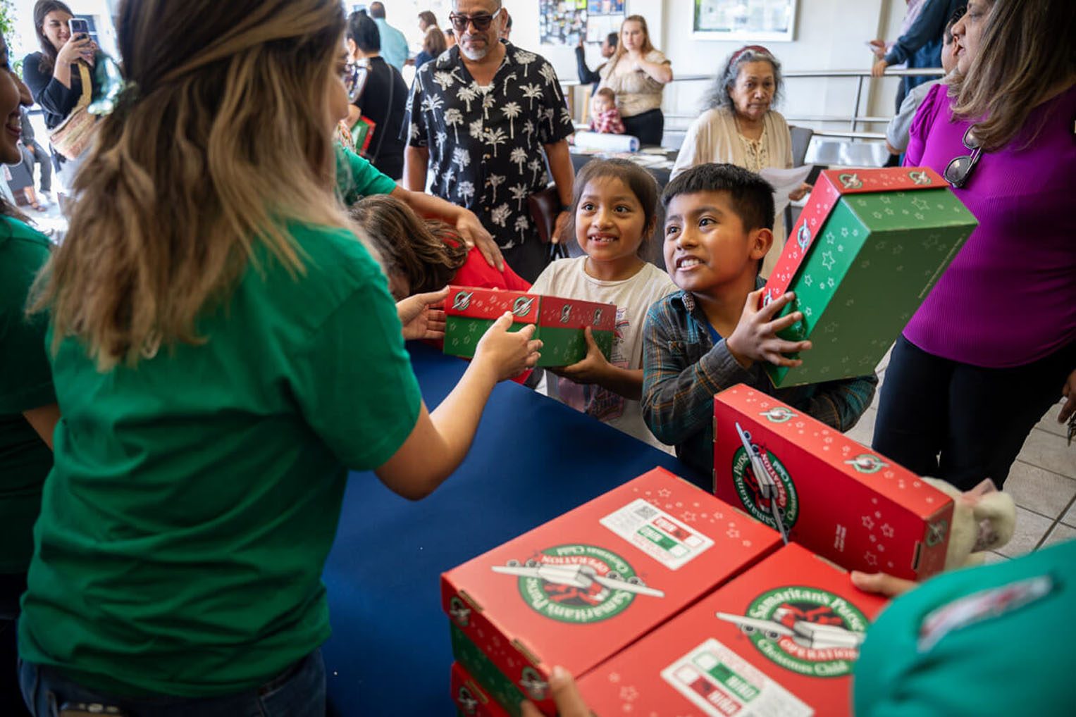 “Operation Christmas Child ha sido una hermosa oportunidad para unirnos como una comunidad y hacer algo para el reino de Dios”, dijo Claudia sobre su iglesia RLA.