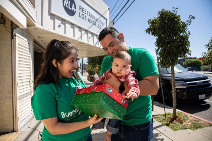 Claudia, su esposo Saúl con el que ha estado casada cuatro años, y su hijo de 8 meses, Christian, han encontrado un hogar en la iglesia RLA en Los Ángeles. 