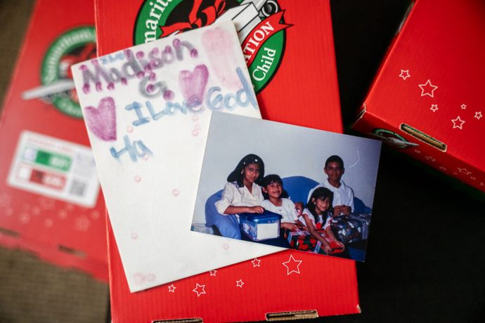 Aunque los juguetes se perdieron a lo largo de los años, Claudia todavía tiene la nota de Madison y una foto que su madre tomó de Claudia y sus primos con sus cajas de regalos. 