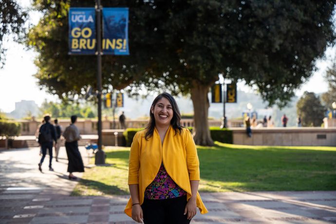 Claudia es una asistente educativa en diversos cursos de español en la UCLA mientras cursa su doctorado. Sus estudios se centran principalmente en el papel de la mujer en la literatura mexicana moderna. 