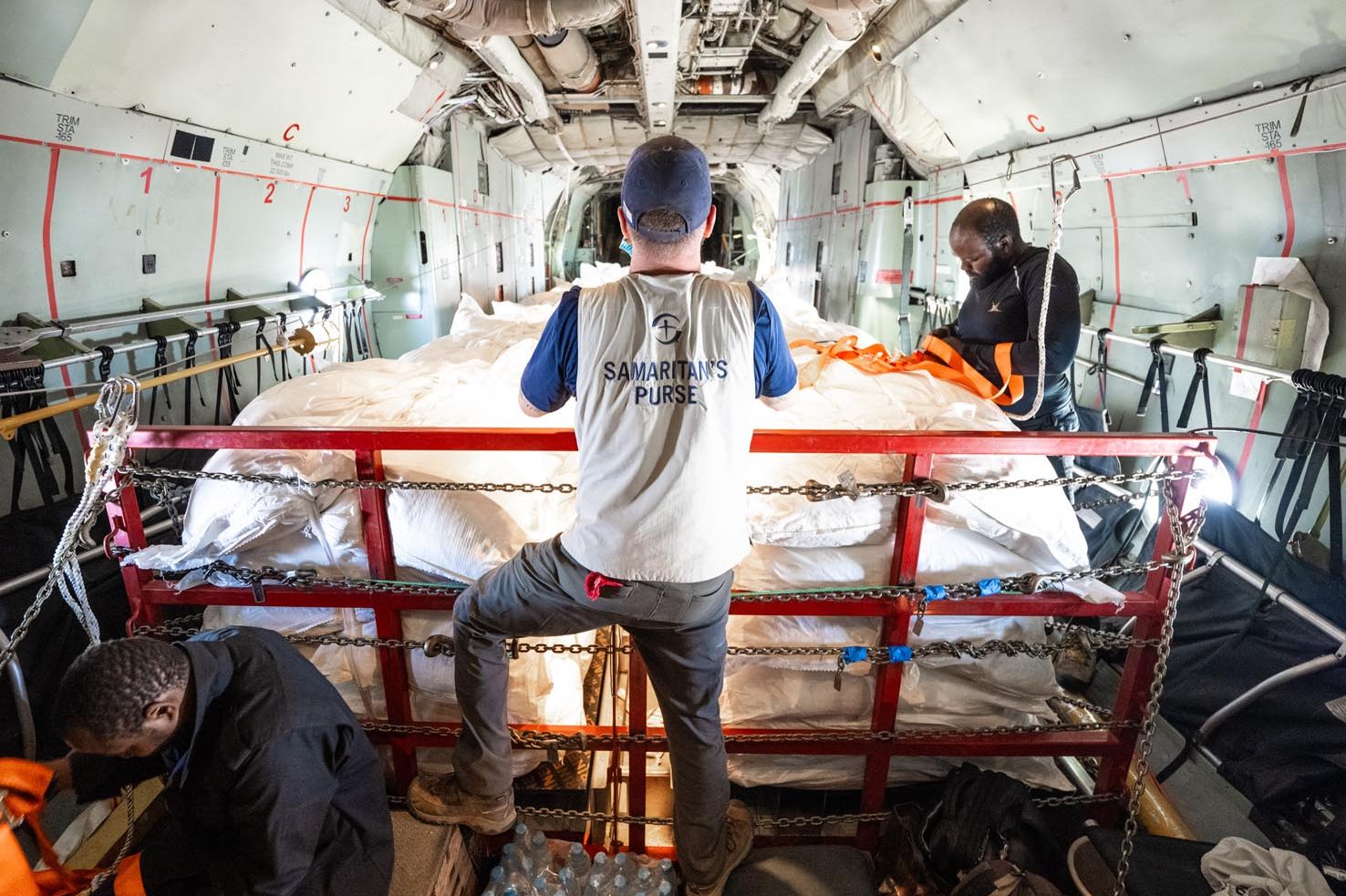 El avión de carga estaba repleto de bolsas de maíz, frijoles y sal para los desplazados sudaneses hambrientos, ubicados en lugares alejados.