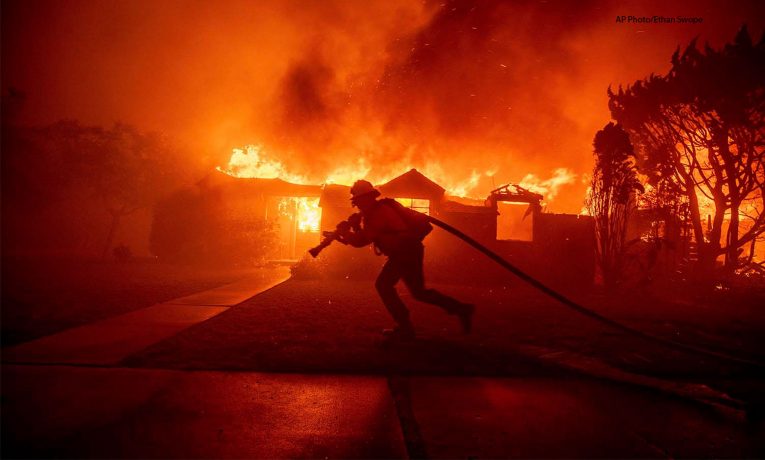 Un bombero lucha contra el incendio de Palisades mientras se quema una estructura en el vecindario de Pacific Palisades en Los Ángeles, el martes 7 de enero de 2025. (Foto AP/Ethan Swope)