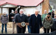 El viernes, el presidente Donald Trump y la primera dama Melania Trump se unieron al presidente de Samaritan's Purse, Franklin Graham, en Swannanoa, Carolina del Norte, para ver nuestros esfuerzos de ayuda por el huracán y escuchar a los propietarios.