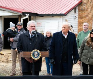 El viernes, el presidente Donald Trump y la primera dama Melania Trump se unieron al presidente de Samaritan's Purse, Franklin Graham, en Swannanoa, Carolina del Norte, para ver nuestros esfuerzos de ayuda por el huracán y escuchar a los propietarios.