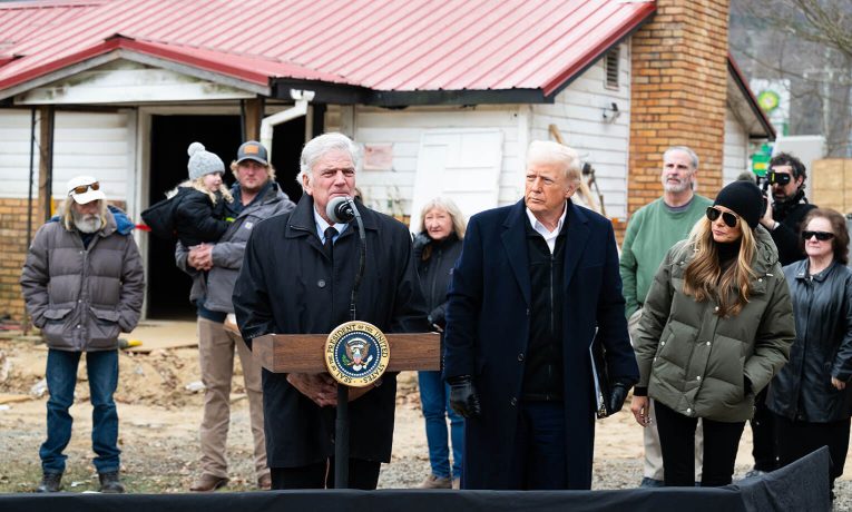 El viernes, el presidente Donald Trump y la primera dama Melania Trump se unieron al presidente de Samaritan's Purse, Franklin Graham, en Swannanoa, Carolina del Norte, para ver nuestros esfuerzos de ayuda por el huracán y escuchar a los propietarios.