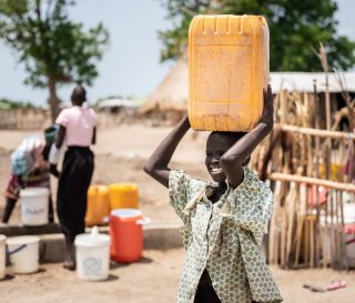 Las familias desplazadas en Thaker, Sudán del Sur, disfrutan de la bendición de tener agua limpia y su esperanza se renueva.