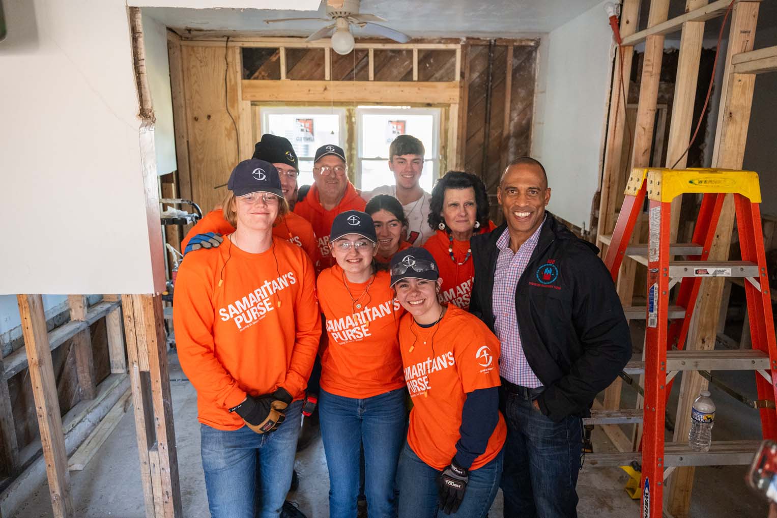 El secretario Turner se reunió con estudiantes de la Universidad Gardner-Webb que pasan sus vacaciones de primavera como voluntarios con Samaritan's Purse. Los estudiantes ayudan a reparar la casa de Atea.