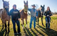 Mike Toberer, su esposa Michele (izquierda) y su hija Faith reciben dos caballos y una mula entregados por Samaritan's Purse.