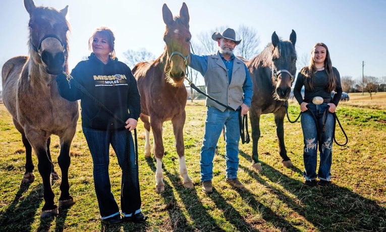 Mike Toberer, su esposa Michele (izquierda) y su hija Faith reciben dos caballos y una mula entregados por Samaritan's Purse.