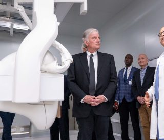 Franklin Graham con el Dr. Russ White, jefe de cirugía del Hospital Tenwek.