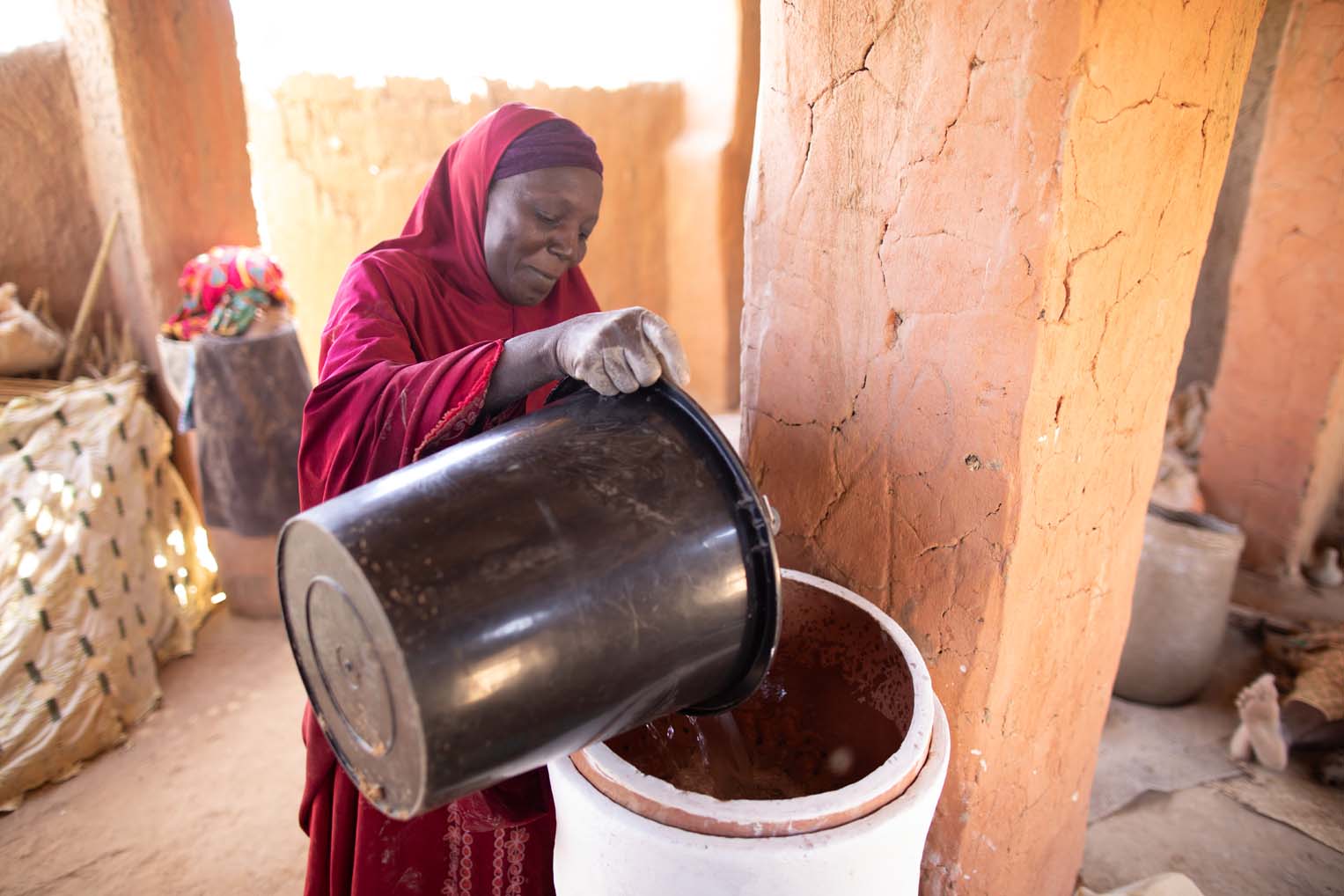 Los sistemas de filtros de bioarena fabricados localmente, en contenedores de cerámica hechas a mano, brindan agua potable y restauran la salud a los hogares.