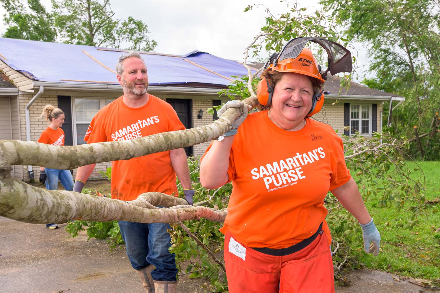 Los voluntarios, tanto locales como de fuera del estado, aparecieron para ayudar a la comunidad de Kentucky.