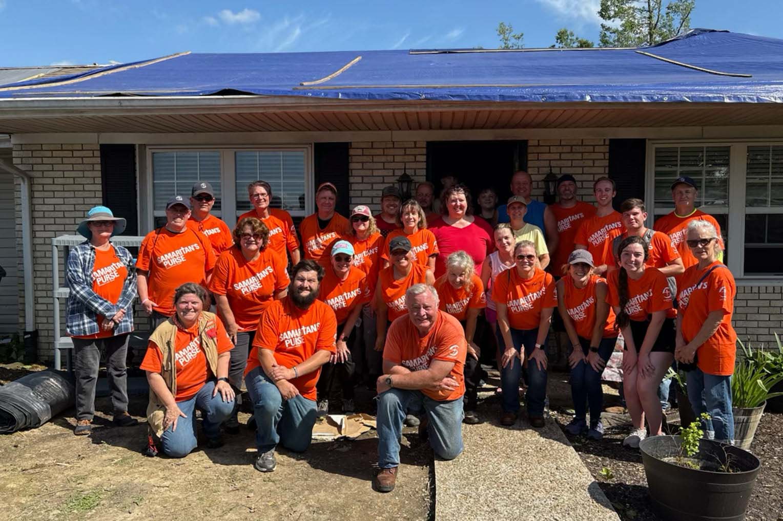 Muchos residentes del condado de Laurel formaron parte de nuestro equipo de voluntarios que ayudó en la casa de Steve y Georgie Petro. Perdieron gran parte de su techo, pero los Petro se sienten bendecidos por Dios por su provisión y protección.