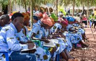 Los líderes, hombres y mujeres de iglesias de varios pueblos, se preparan para enseñar la Palabra de Dios en la República Democrática del Congo.