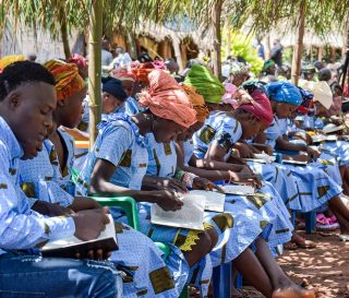 Los líderes, hombres y mujeres de iglesias de varios pueblos, se preparan para enseñar la Palabra de Dios en la República Democrática del Congo.