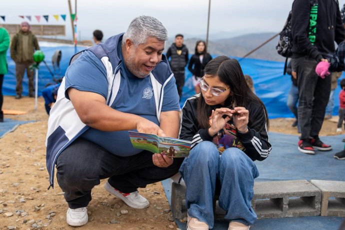 Pastor shares Gospel booklet with girl