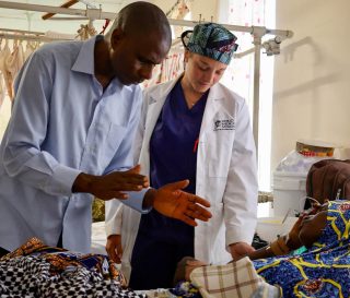 El equipo de ortopedia de Samaritan's Purse que viajó a Nigeria oró por cada paciente antes, durante y después de cada cirugía. La oración sigue siendo central en nuestro objetivo de ayudar en el nombre de Jesús.