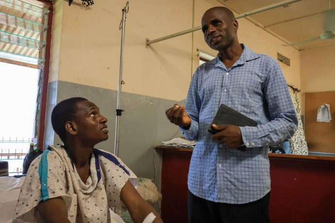 El pastor Babangida (derecha) le habla a Umaru sobre las Buenas Nuevas de Jesucristo por primera vez. Muchos de los pacientes que nuestros cirujanos operaron vinieron desde zonas muy lejanas, donde se desconoce el Evangelio.