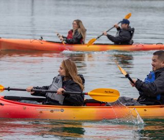 Parejas militares navegan en kayak en el lago Clark durante Operation Heal Our Patriots.
