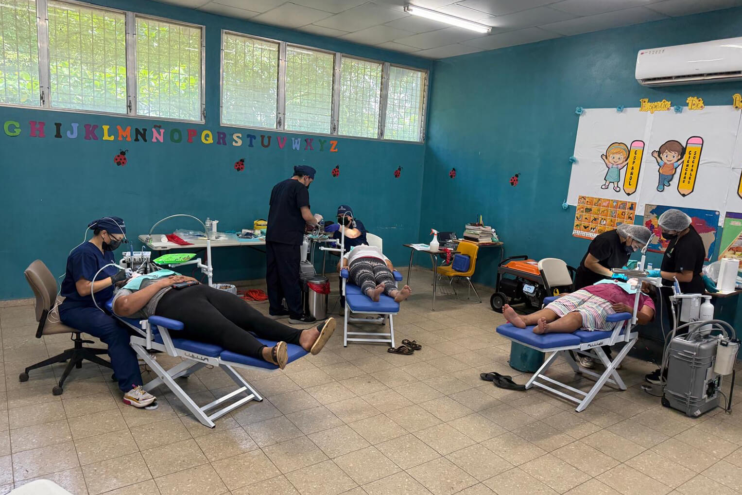 El equipo trabajó en una escuela local donde brindó limpiezas, extracciones y otros servicios.