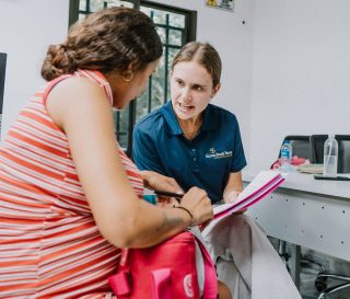 Mientras brinda una atención médica integral y excelente a las madres necesitadas, el personal de Samaritan’s Purse que integra nuestra unidad móvil de salud en Colombia también dedica tiempo para mostrarle el amor de Dios a cada paciente.