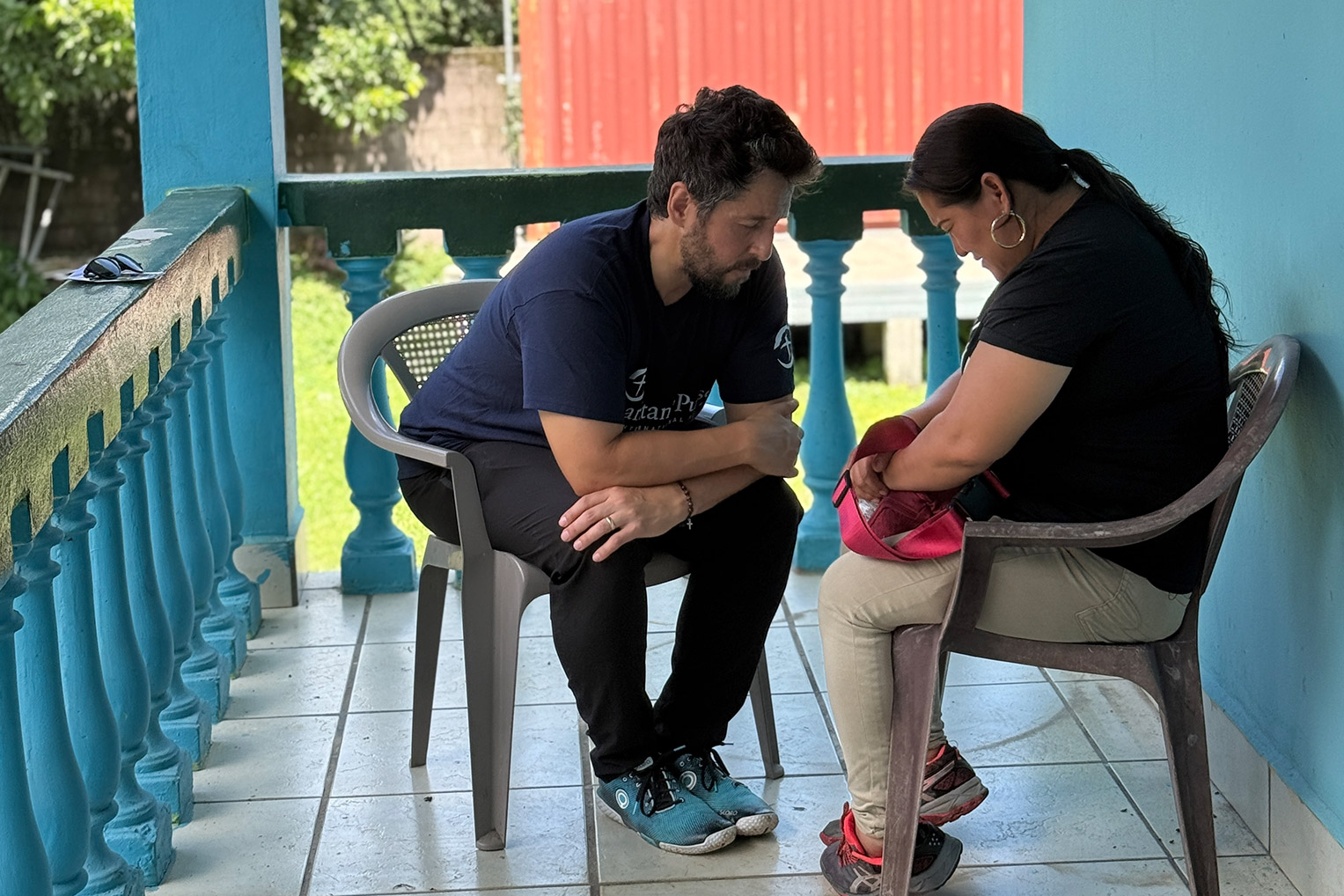 Los miembros del equipo ministran y oran por los pacientes.