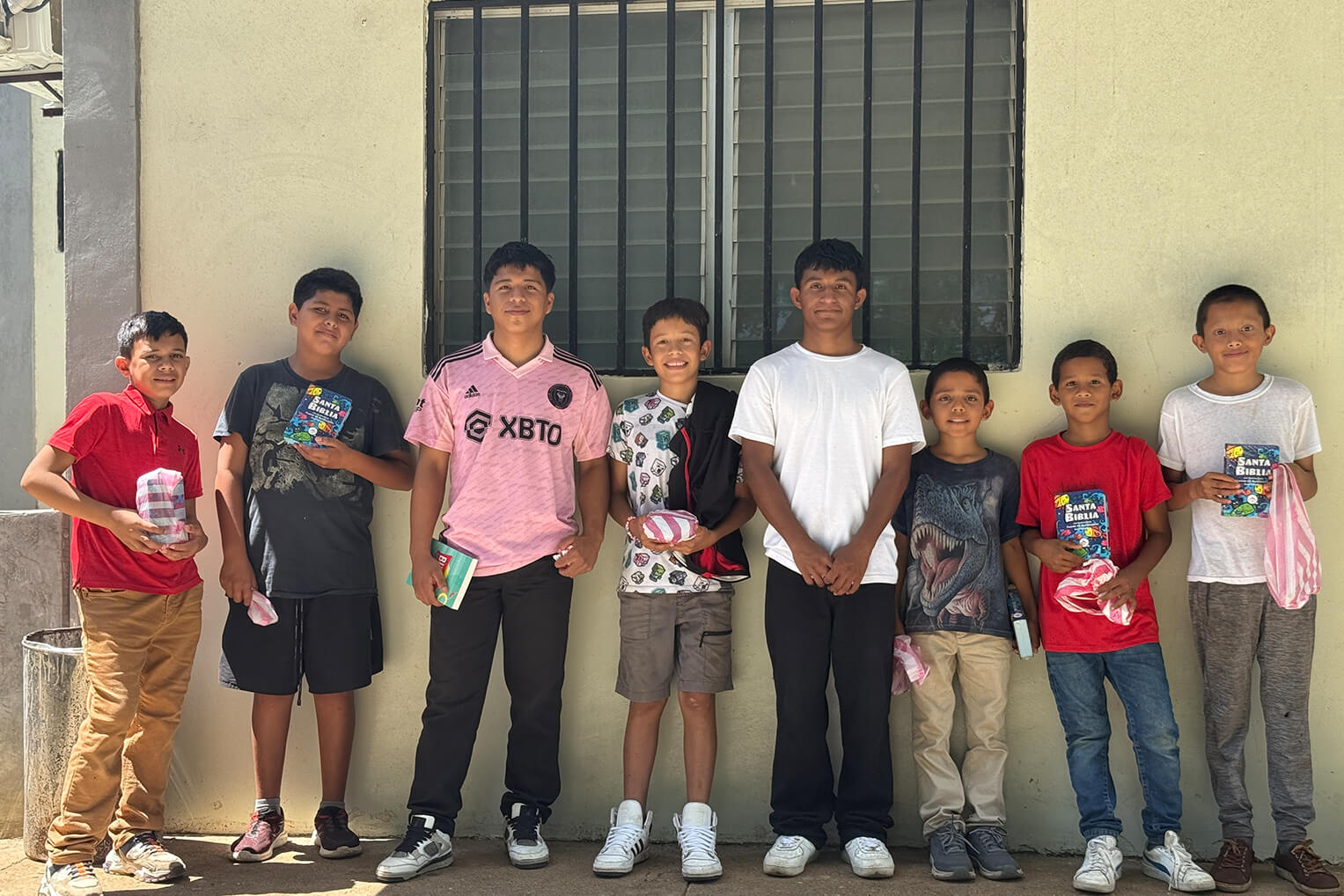 Muchas familias, incluidos estos jóvenes pacientes, regresaron a casa con buenos cuidados y conocimientos dentales, cepillos y pasta de dientes, y con la Palabra de Dios.