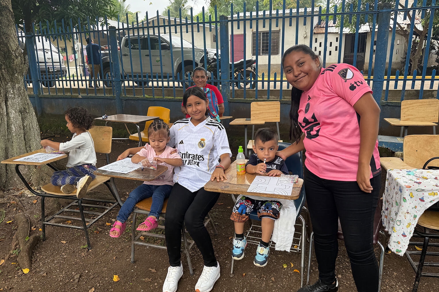 Niños y padres esperan su oportunidad de recibir atención dental durante nuestro proyecto dental de World Medical Mission en Honduras.