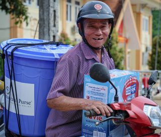 Samaritan's Purse ayuda a cientos de personas en Vietnam a recuperarse después de que un tifón azotó recientemente la región.