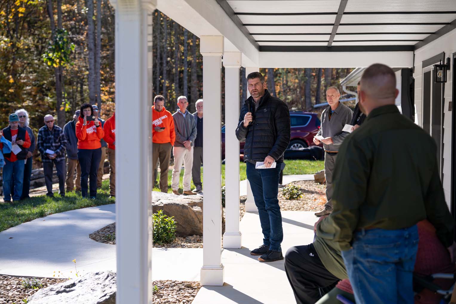 Edward Graham celebró la bondad de Dios al unirse a los propietarios, voluntarios y al personal para dar la bienvenida a las familias del condado de Yancey en las nuevas casas construidas por Samaritan's Purse.
