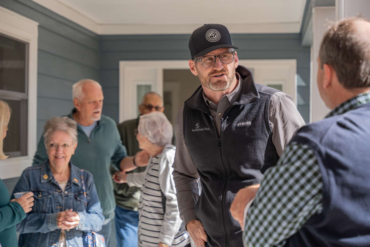 Edward Graham se reúne con amigos y vecinos de los Blankenships.