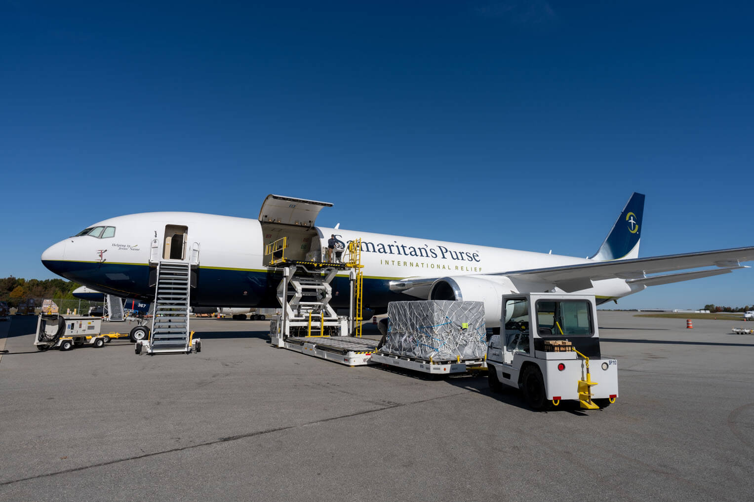 Cargamos nuestro avión con alimentos y otros suministros de ayuda el viernes 24 de octubre.