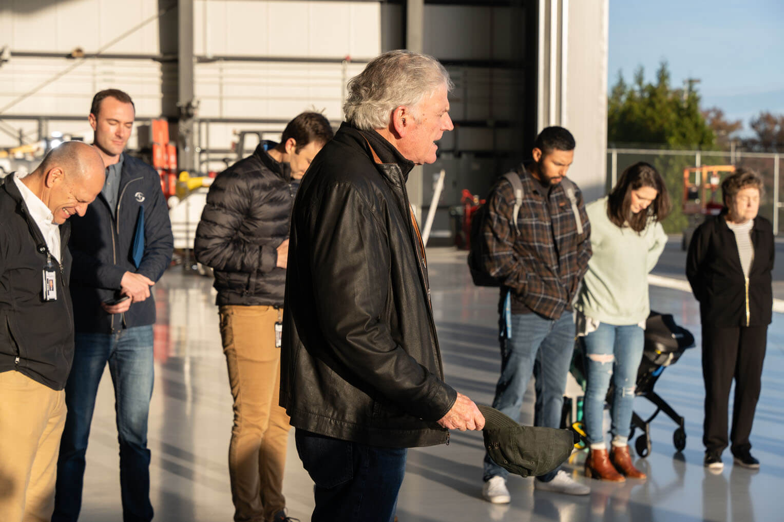 Franklin Graham ora antes de la salida de nuestro decimotercer vuelo de socorro al Medio Oriente este año.