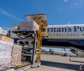 Estamos entregando más de 34 000 kilos de ayuda humanitaria en nuestros dos primeros vuelos.