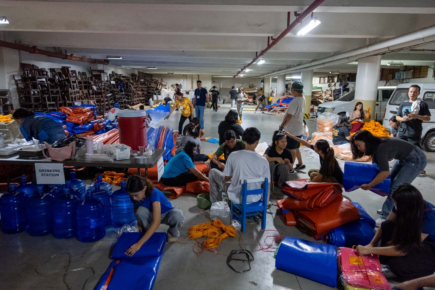 Los equipos están reuniendo materiales para armar refugios, que incluyen lona, cuerdas y otros elementos para mantener a las familias secas y abrigadas.