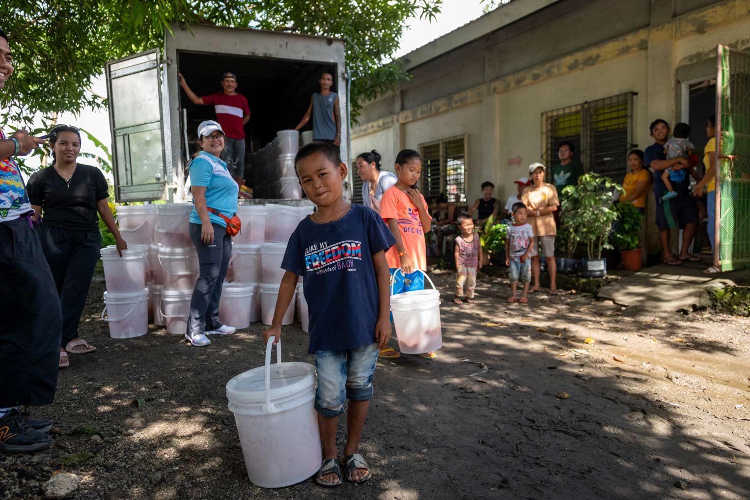 Estamos distribuyendo las provisiones en baldes, que son útiles para muchos otros usos en situaciones catastróficas.