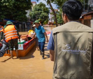 MIENTRAS VIETNAM EXPERIMENTA UNA TEMPORADA DE MONZONES Y TORMENTAS CATASTRÓFICAS, SAMARITAN'S PURSE ENVÍA ALIMENTOS, AGUA Y OTRA AYUDA A LAS COMUNIDADES QUE SUFREN EN EL NOMBRE DE JESÚS.