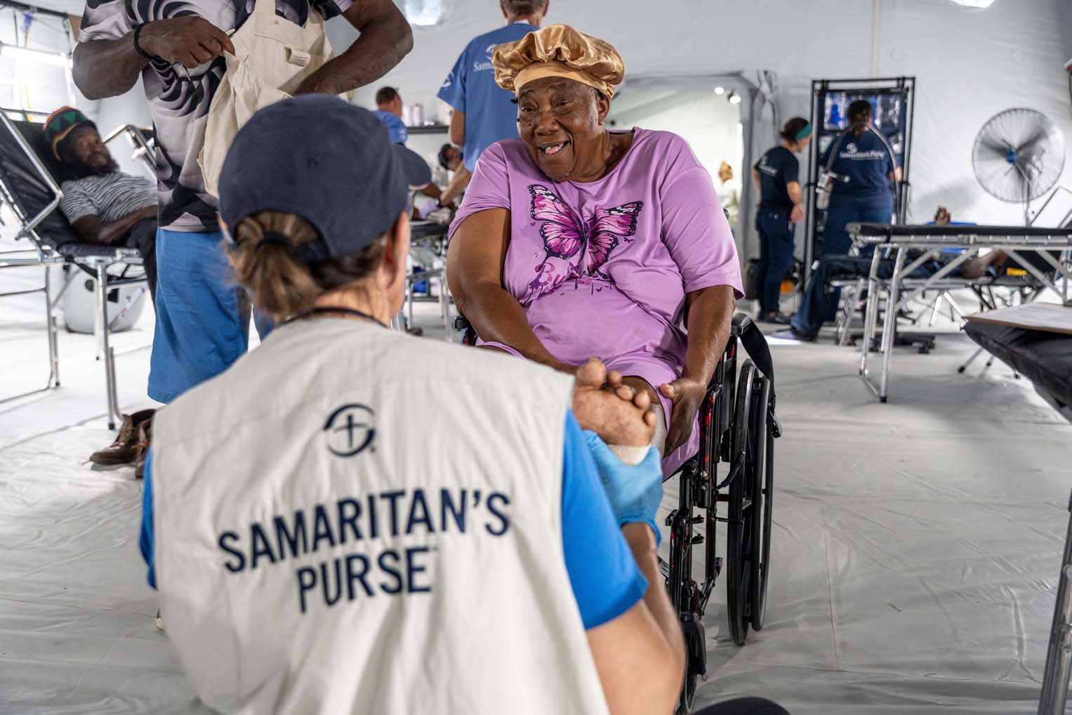 Jennifer expresses gratitude to a Samaritan’s Purse team member after receiving care.
