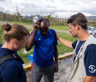 Samaritan's Purse sirve en Jamaica, proporcionando materiales para refugios, sistemas de filtración de agua y cientos de Biblias a comunidades necesitadas.