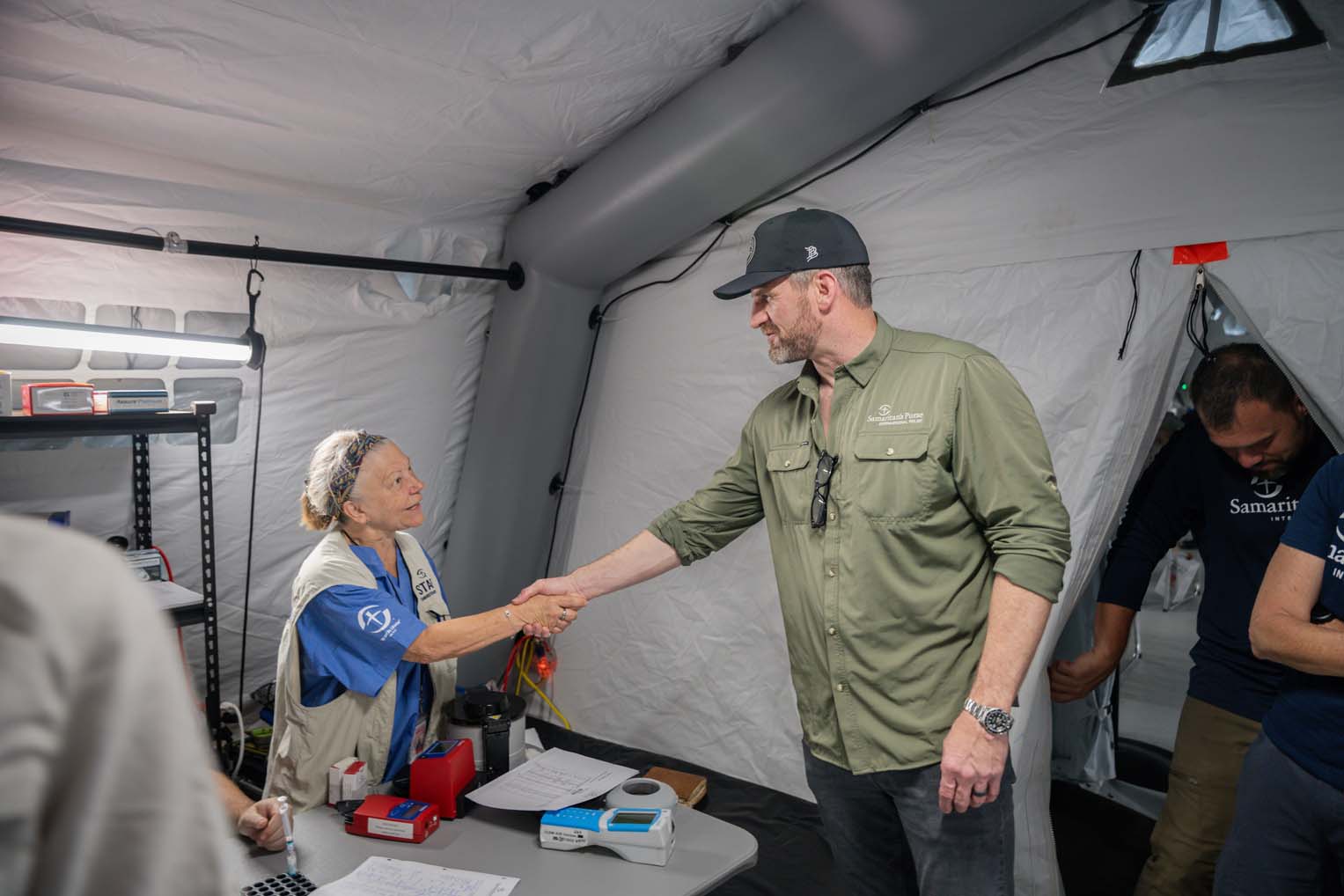 Barb Rash es una técnica de laboratorio con larga trayectoria que presta servicios con DART y nuestro Hospital Móvil de Emergencias.