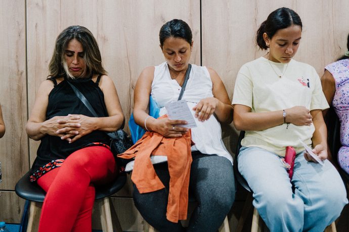 Yeiny (left) prays with other expecting mothers at the training session. 