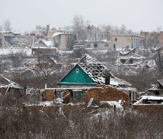 La nieve se asienta sobre un barrio donde los tejados han sido destrozados y las paredes han quedado expuestas por los bombardeos. En lugares como este, un colaborador de Samaritan's Purse ayuda a las familias a reparar sus casas destrozadas para que puedan permanecer resguardadas durante el invierno y comenzar la larga labor de recuperación.
