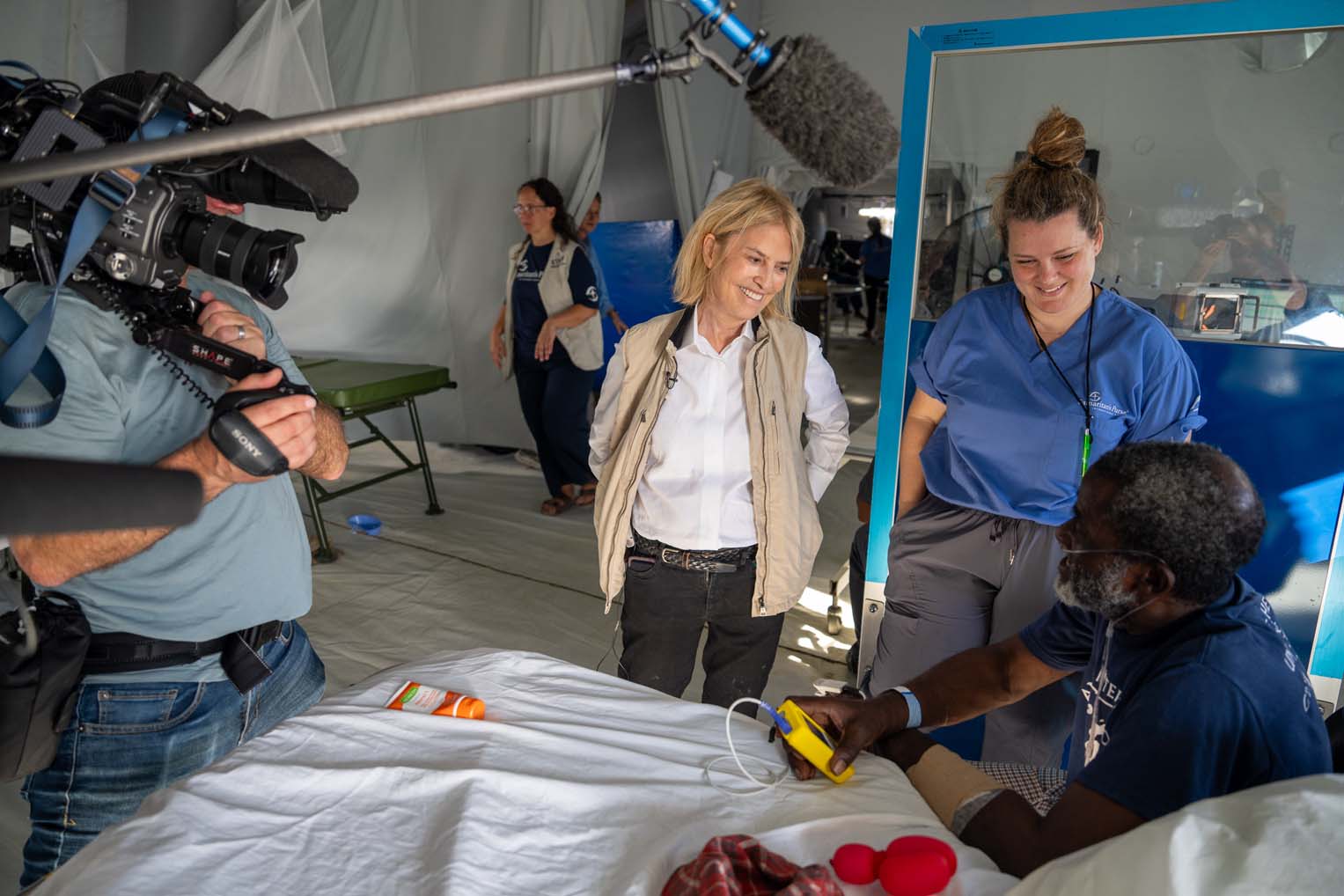 2585JM-D2-729 Greta Van Susteren visits with a patient at the Samaritan’s Purse Emergency Field Hospital in Jamaica as she reports on the medical care our team is providing in Jesus’ Name.