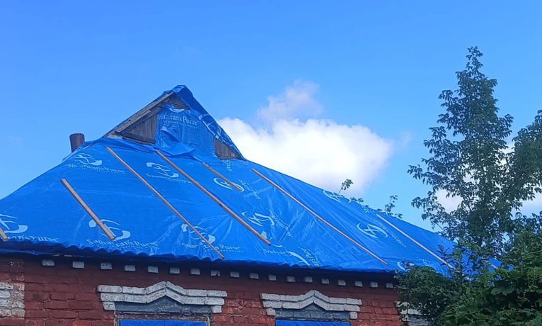 Samaritan's Purse tarp covers a roof in Ukraine