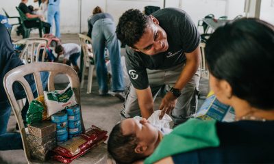 In Colombia, along the border with Venezuela, Samaritan's Purse teams share the Gospel as we provide large bags of raw food goods for families with nowhere else left to turn.