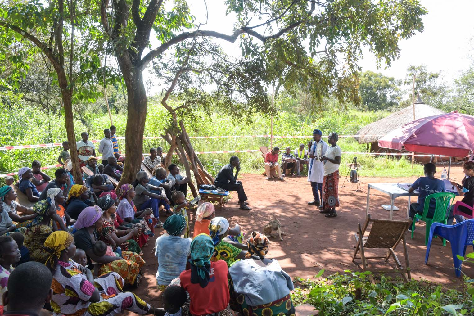 La unidad móvil se ocupó de las necesidades médicas, pero también allí se predicó el Evangelio.