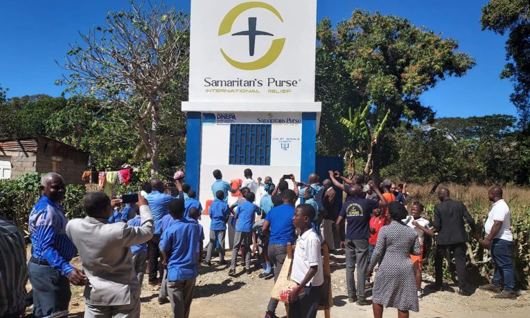 Haitians crowding around a water delivery point