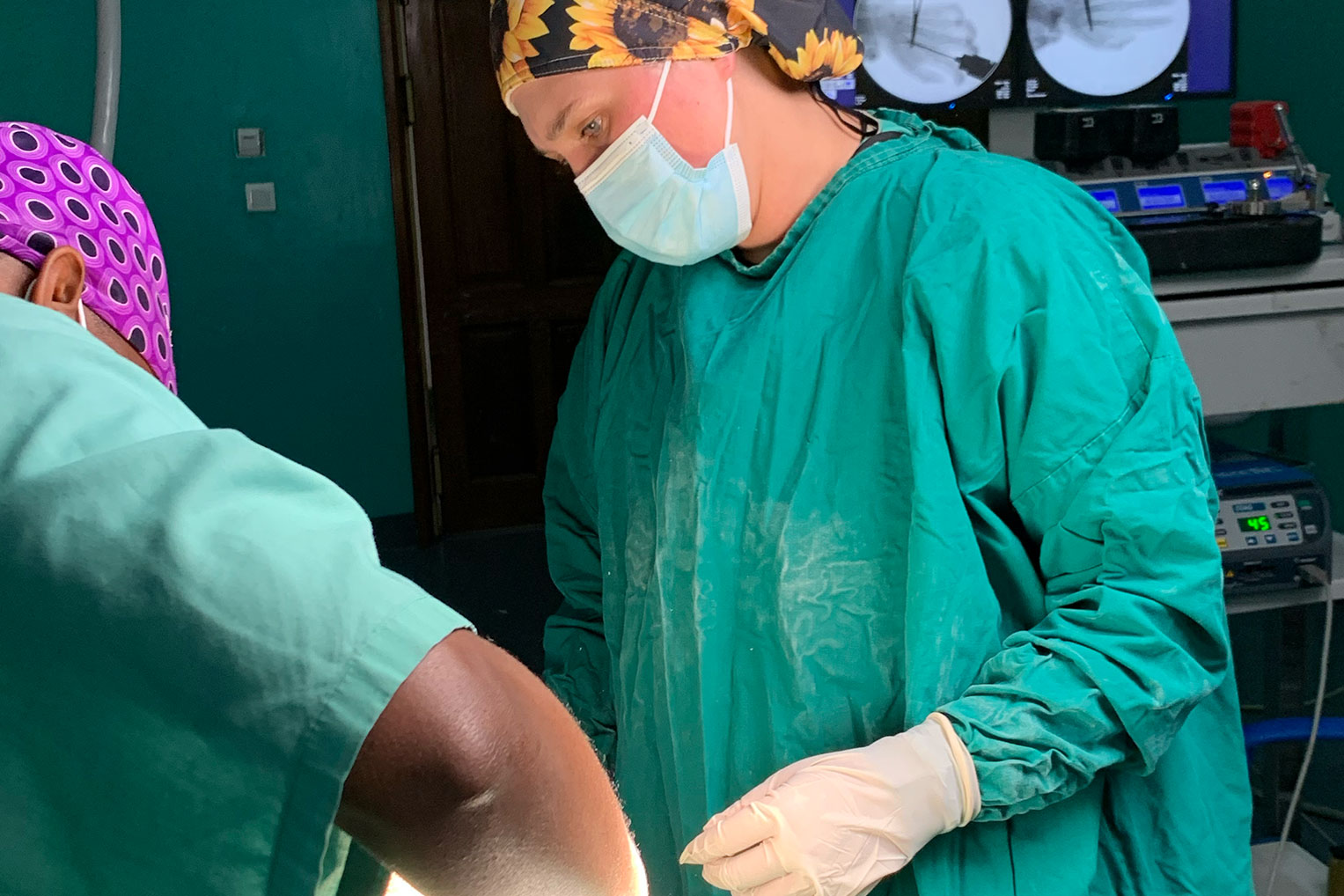 Skylar participó ayudando a un cirujano que realizaba un procedimiento ortopédico.